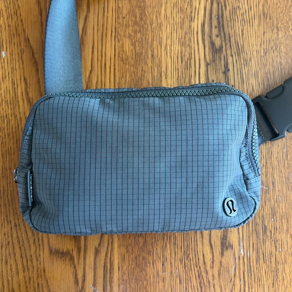 Lululemon Everywhere Beltbag